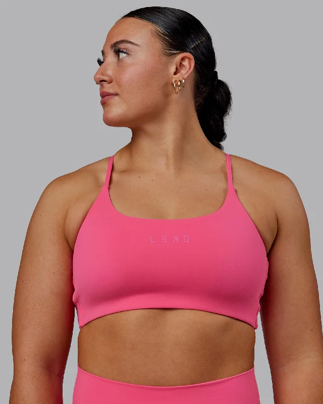 Online Exclusive Twist Sports Bra - Carmine Rose